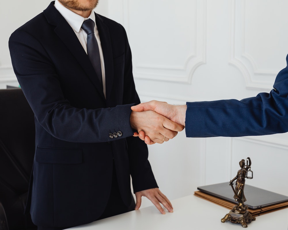 rukovanje-advokata-sa-jos-jednim-covekom