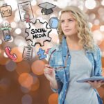 devojka u jednoj ruci drzi tablet a u drugoj naocare