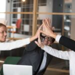 zaposleni sa podignutim rukama u znak potvrde o doovoru kopji su postigli