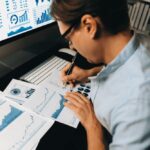 muskarac za radnim stolom analizira podatke poslovanja