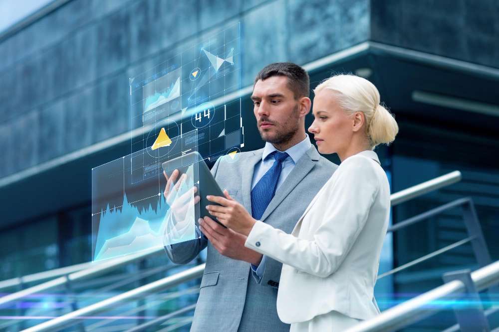 zena i muskarac planiraju strategiju za unapredjenje poslovanja