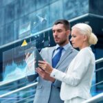 zena i muskarac planiraju strategiju za unapredjenje poslovanja